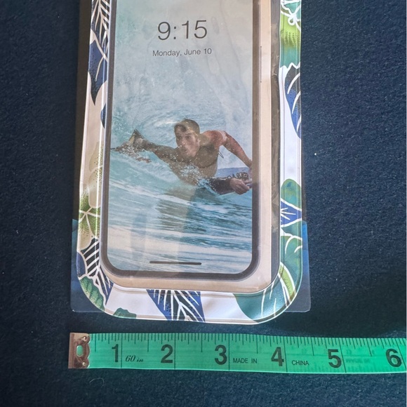 Hurley Blue &green tropical Waterproof Phone Case
W/ removable lanyard:cute/safe - Picture 4 of 9